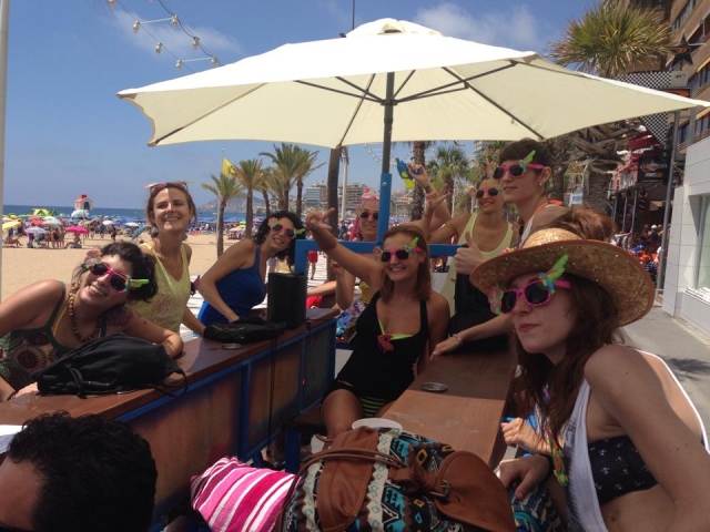 Ragazze con occhiali da sole divertenti 